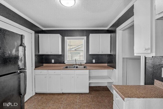 Building Photo - 2400 Broadway Dr