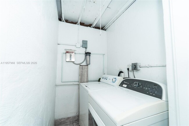 Building Photo - 1215 NE 127th St