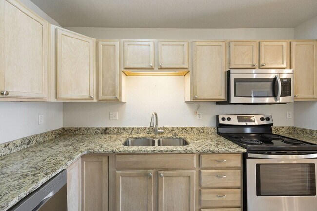 Building Photo - "Chic & Spacious 2-Bed, 2-Bath Condo with Granite Elegance in Littleton!"