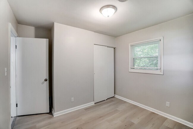 Building Photo - Three Bedroom with Driveway in Dayton!