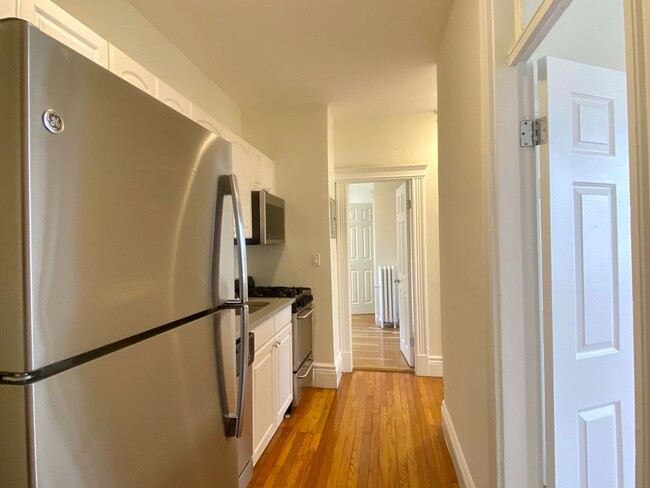 Building Photo - Nicely renovated 2 bed unit with utilities...