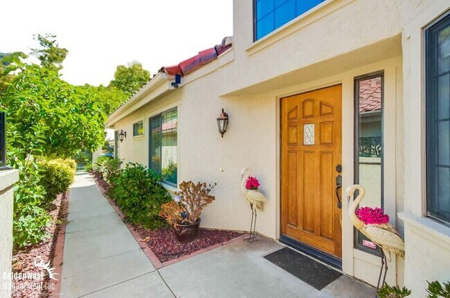 Building Photo - Elegant & Bright 2Bdm 2Ba + Den Home in Vi...