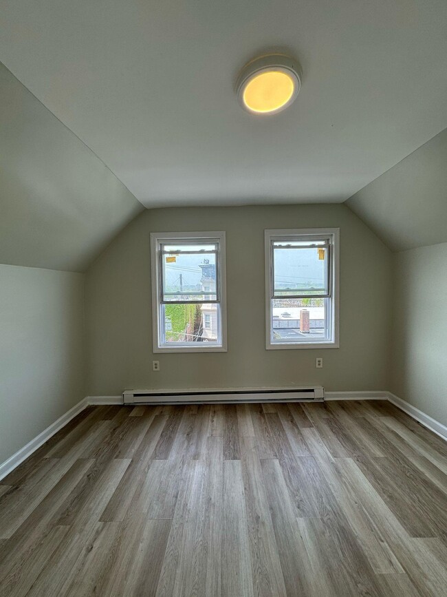 Building Photo - 360 Grove St