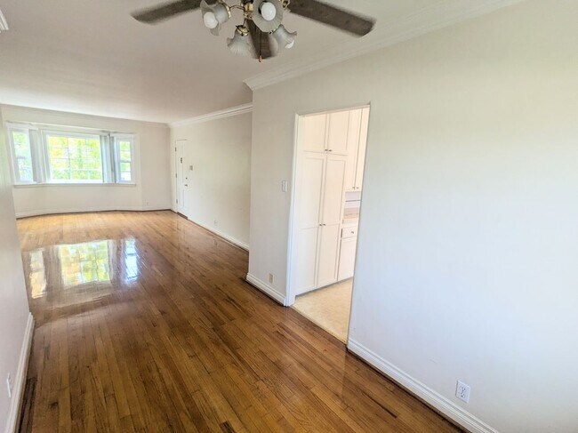 Building Photo - 5671 S San Vicente Blvd