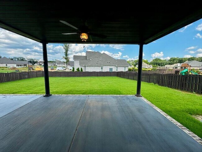 Building Photo - Spacious and luxurious with bonus room