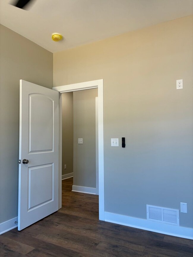 Building Photo - 102 Twin Lakes Dr