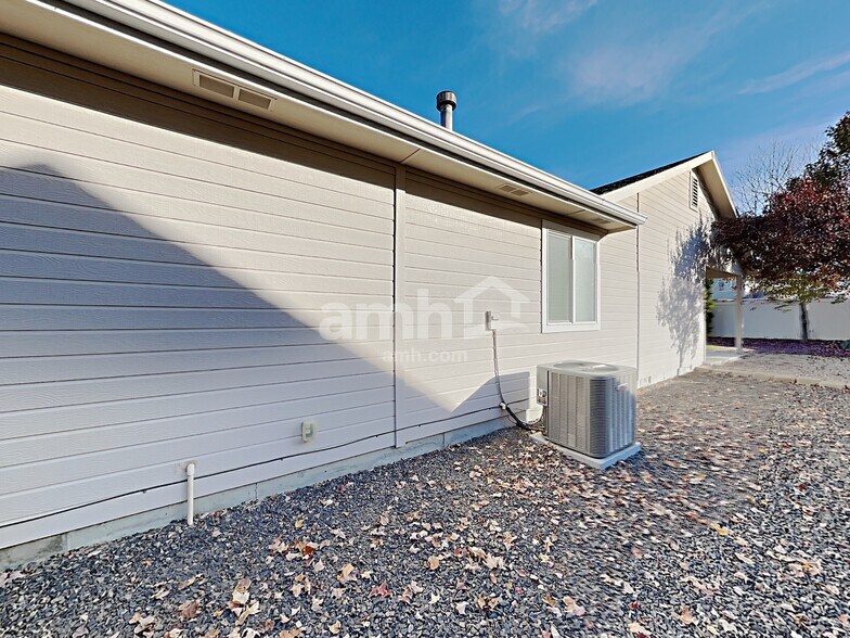 Building Photo - 11115 W Rose Lake St