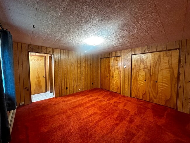 Building Photo - 2bed/1bath Upper Unit/No Garage/ Pets Nego...