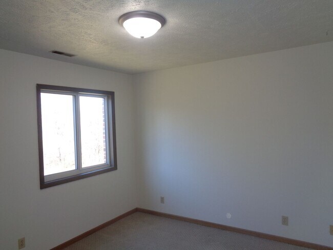 Building Photo - 5519 S 31st #5