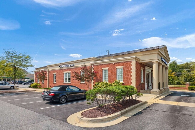 Building Photo - Spacious, Private AND Convenient 2-Level C...