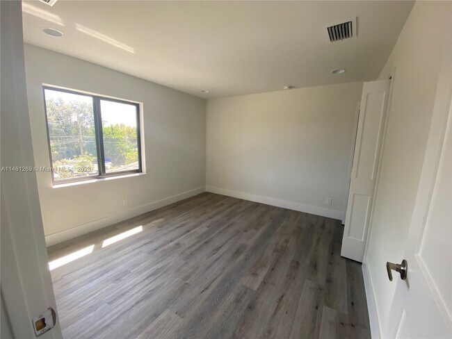 Building Photo - 5609-5611 Polk St