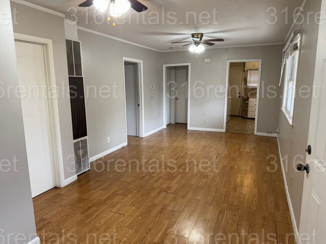 Building Photo - 3 Bedroom House on corner lot!