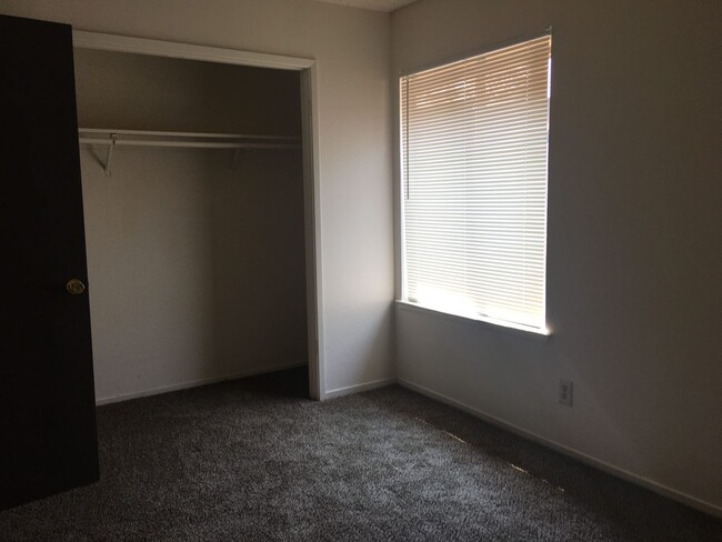 Building Photo - Nice condo located in the Sierra North Vil...