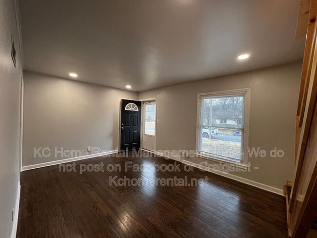 Building Photo - 8009 Summit St