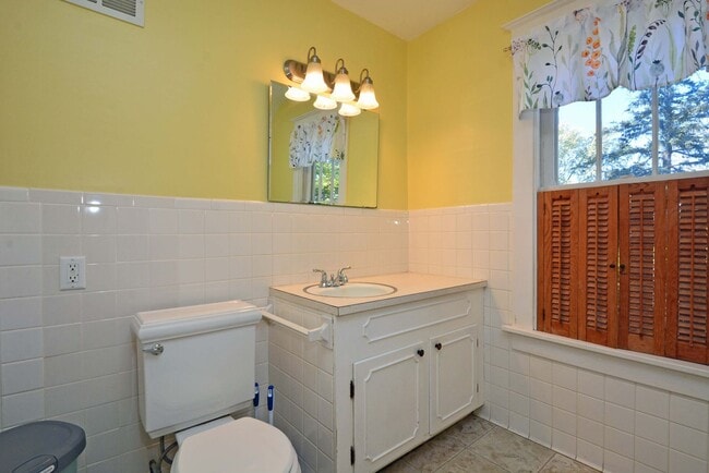Building Photo - Beautiful 3-Bed 2-Bath Home Available In N...