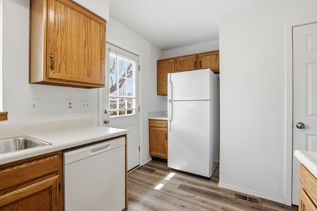 Building Photo - $2,045.95 - 2 Bed, 1.5 Bath Townhome in Centennial with Pool Access