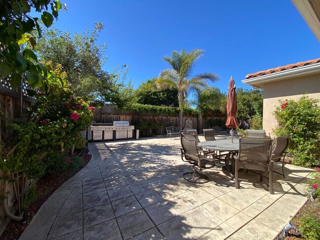 Building Photo - Gorgeous, Luxury and Furnished 3 bed 3 bat...