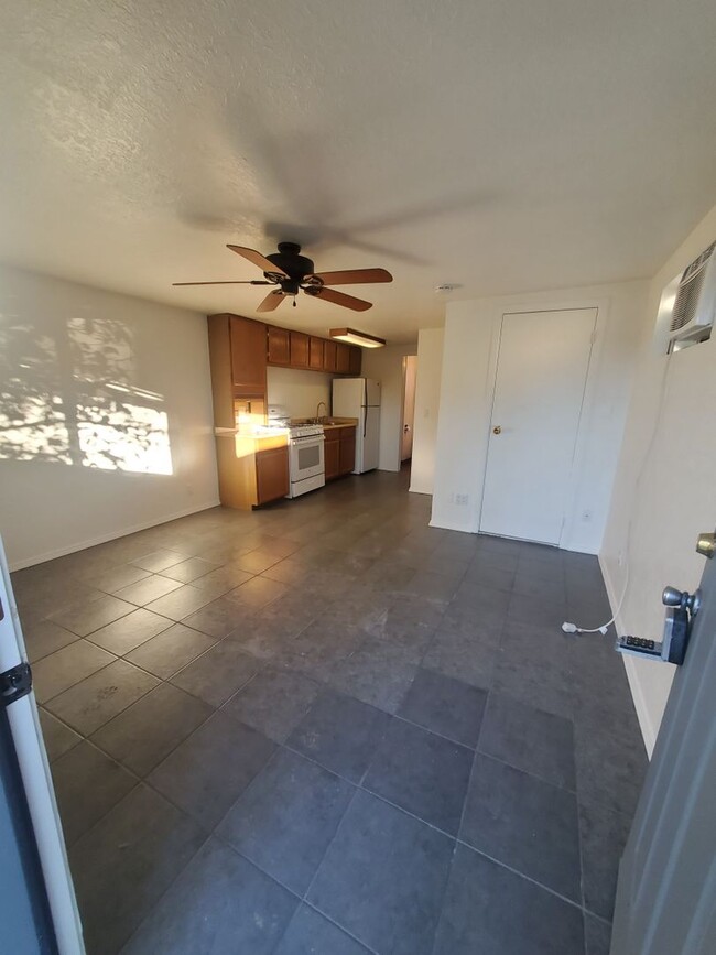 Building Photo - Charming Oak View Studio