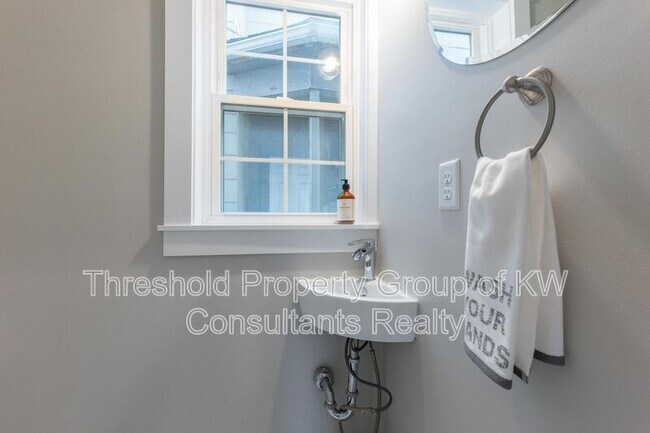 Building Photo - 65 E 7th Ave