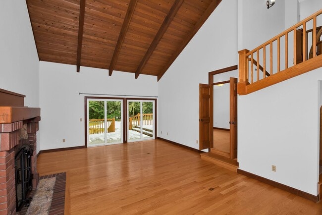 Building Photo - Private 4 Bedroom Retreat on 5-Acres Cottage Lake