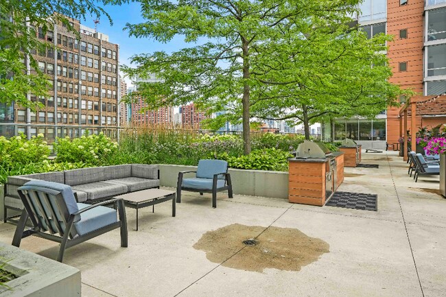 Building Photo - 740 S Clark St