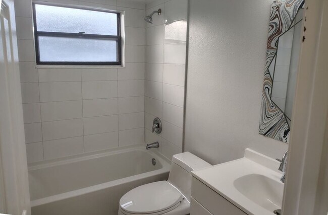 Building Photo - 437 Short Dr