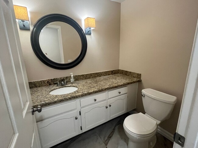 Building Photo - Spacious 3 Bedroom, 2.5 Bath Condo in a Be...