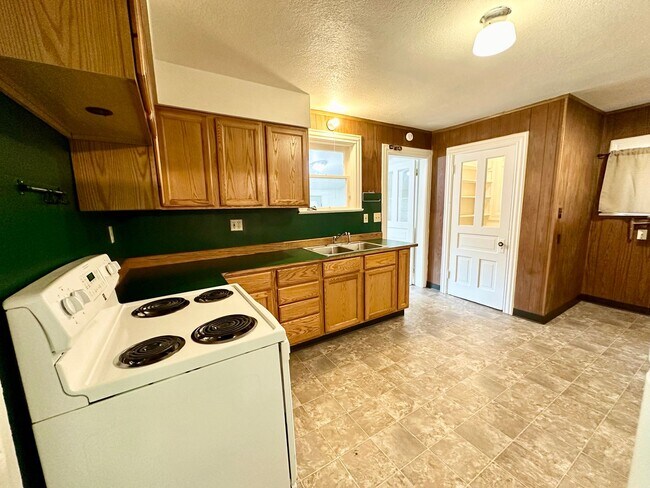 Building Photo - Charming 3 Bedroom Home Near Downtown Elle...