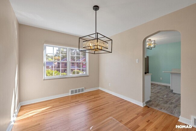 Building Photo - 3 Bedroom Completely Remodeled Single Fami...