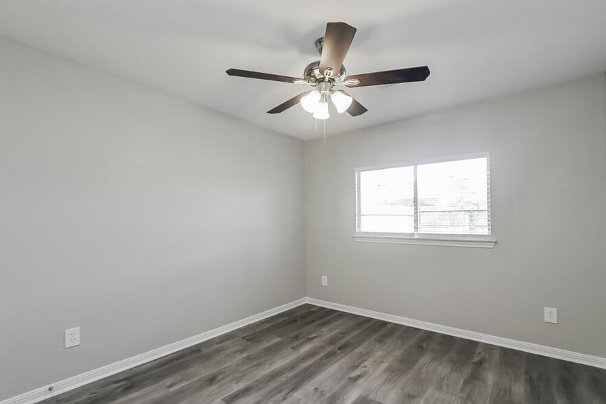 Building Photo - 4923 Bayboro Park Dr