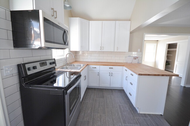 Building Photo - Cute home with modern updates!