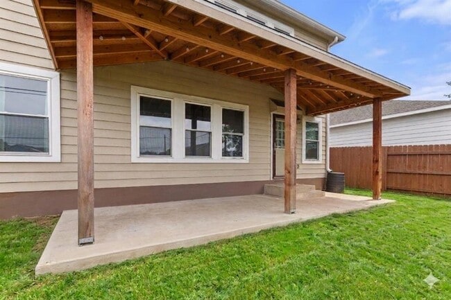 Building Photo - 1121 Sweet Gum Dr