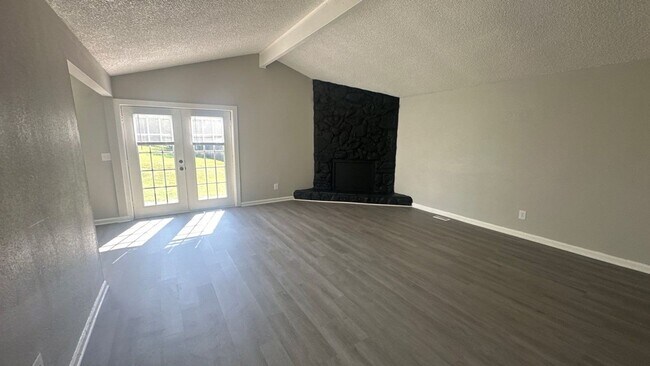 Building Photo - 104 Walnut Crest Dr