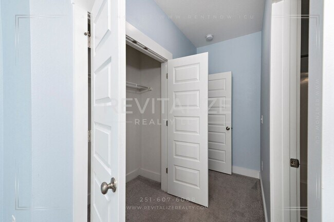 Building Photo - Charming Gold Fortified Home in Live Oak E...