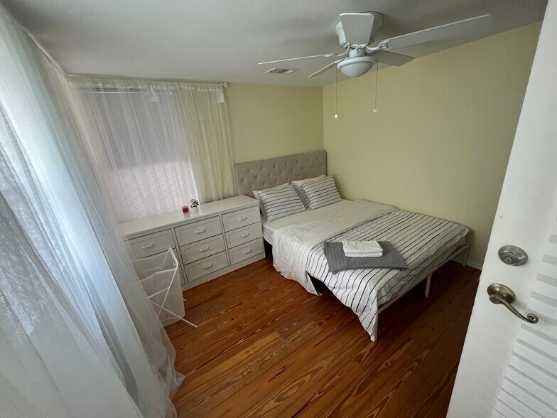 3rd bedroom with queen bedroom and sofa if needed. - 2440 Manasota Beach Rd