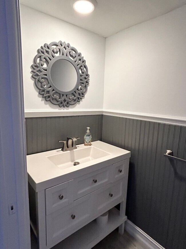 Building Photo - Updated 1 Bed/1.5 Bath Near the Beach! Gre...