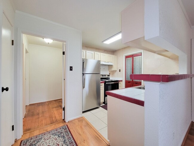 Building Photo - This corner unit is great because being on the end unit is more private and there are no condo's ...