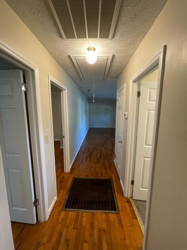 Building Photo - Updated 3/1 House in Lindale $1,295