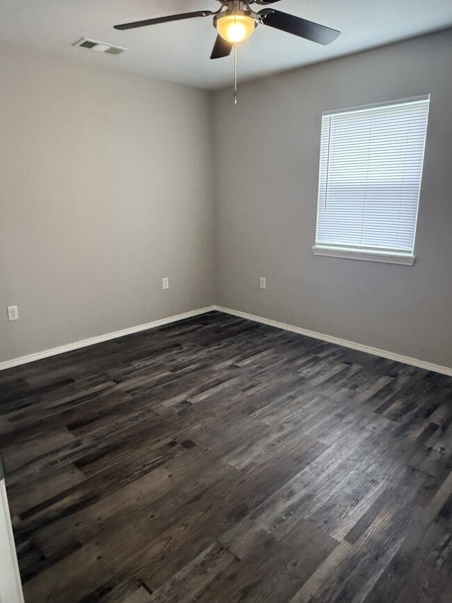 Building Photo - 406 S Ash