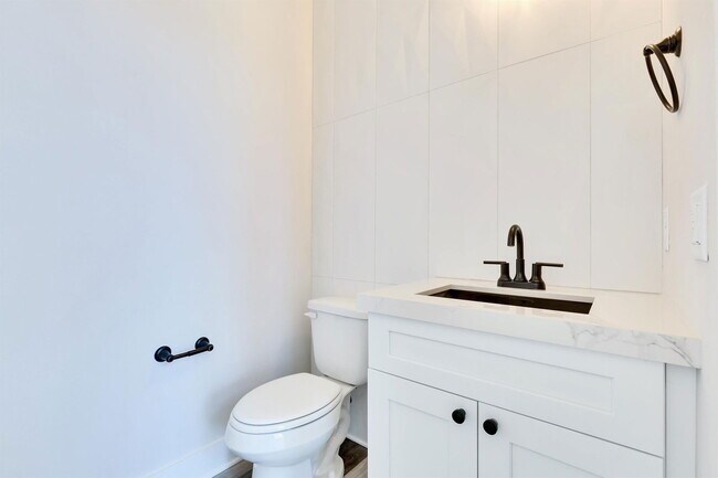 Building Photo - 1304 Minnie Dr