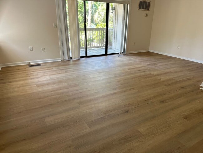 Building Photo - First Floor Forest Gardens - Walk to Beach!