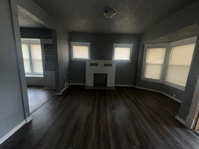 Building Photo - Charming 3-Bedroom Property in Prime Location