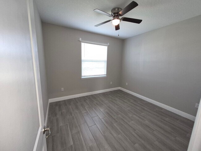 Building Photo - 642 Desmoines Ct