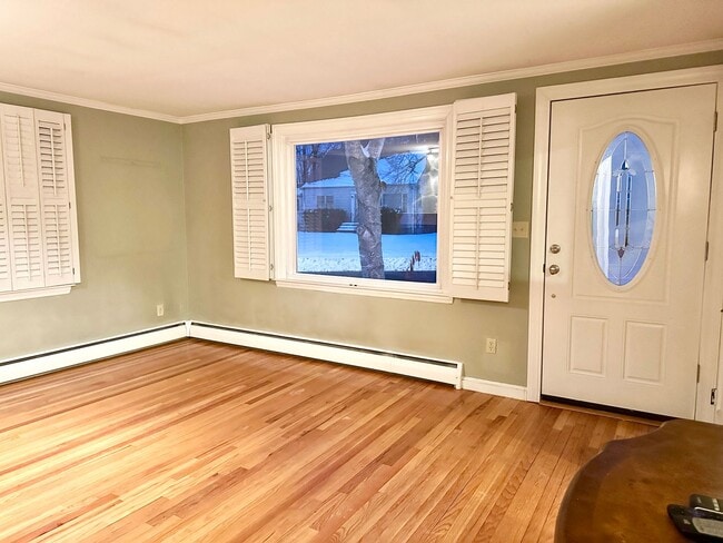 Building Photo - Updated 4 Bedroom House