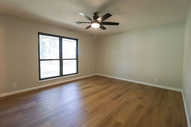 Building Photo - Beautifully Redone 3 Bedroom South Tulsa H...