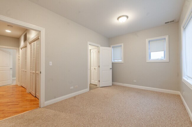 Building Photo - Beautiful Three Bed, Two Bath Townhome in Mont Clare