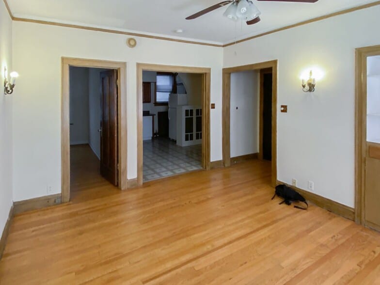 Building Photo - 435 W Surf St