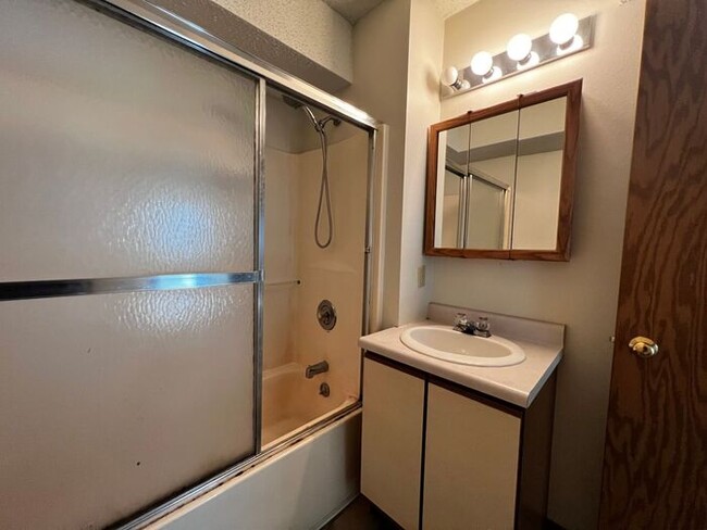 Building Photo - $1,095 | 2 Bedroom, 1 Bathroom Condo | Pet...