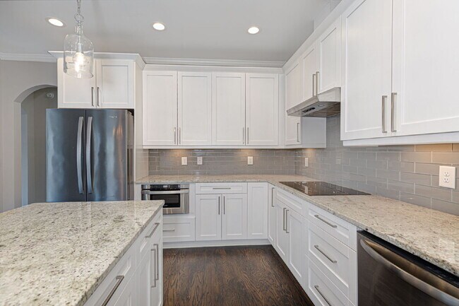 Building Photo - 2033 Cherokee Dr