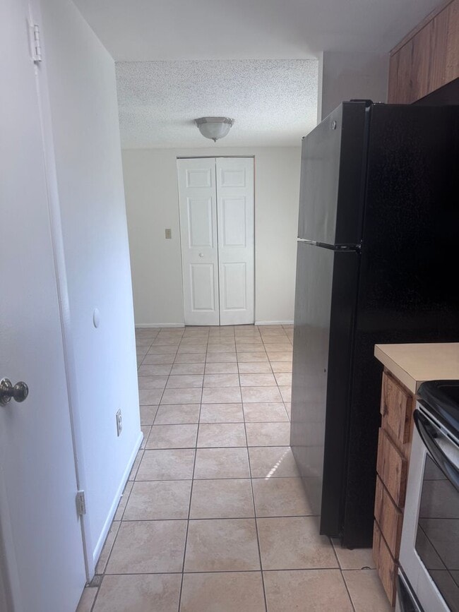 Building Photo - Temple Terrace Condo